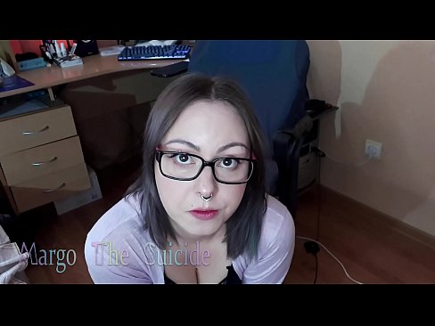 ❤️ 性感的眼镜女孩在镜头前深深地吸吮假阳具 ❤ Beautiful porn❌️❤