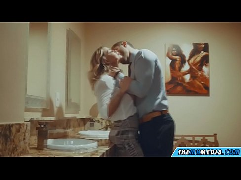 ❤️ 当一个胸大无脑的金发女郎在公共厕所里勾引你时 ❤ Beautiful porn❌️❤